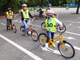 Fahrräder mögen sich ändern, aber Radfahren ist zeitlos  Fahrräder mögen sich ändern, aber Radfahren ist zeitlos