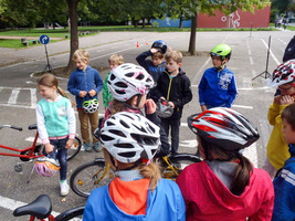 Fahrräder mögen sich ändern, aber Radfahren ist zeitlos  Fahrräder mögen sich ändern, aber Radfahren ist zeitlos