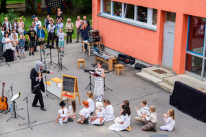 Königin Montessori zwinkert mit den Augen Königin Montessori zwinkert mit den Augen