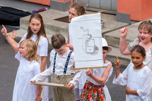 Königin Montessori zwinkert mit den Augen Königin Montessori zwinkert mit den Augen