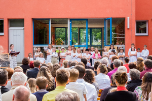 Königin Montessori zwinkert mit den Augen Königin Montessori zwinkert mit den Augen
