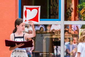 Königin Montessori zwinkert mit den Augen Königin Montessori zwinkert mit den Augen