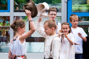 Königin Montessori zwinkert mit den Augen Königin Montessori zwinkert mit den Augen