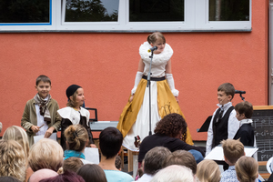 Königin Montessori zwinkert mit den Augen Königin Montessori zwinkert mit den Augen
