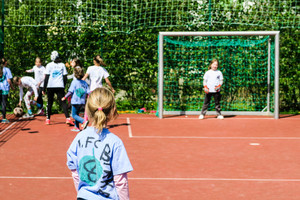 Frühling, Sonne, Fußballschuhe Frühling, Sonne, Fußballschuhe