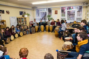 Vom Klang des Körpers – Zwischen Zimbeln, Drums und Klangschalen Vom Klang des Körpers – Zwischen Zimbeln, Drums und Klangschalen