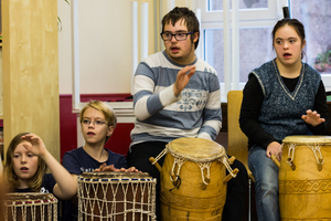 Vom Klang des Körpers – Zwischen Zimbeln, Drums und Klangschalen Vom Klang des Körpers – Zwischen Zimbeln, Drums und Klangschalen