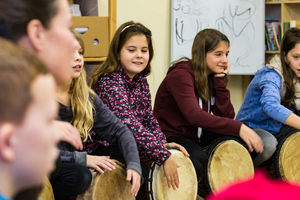 Vom Klang des Körpers – Zwischen Zimbeln, Drums und Klangschalen Vom Klang des Körpers – Zwischen Zimbeln, Drums und Klangschalen