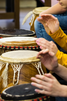 Vom Klang des Körpers – Zwischen Zimbeln, Drums und Klangschalen Vom Klang des Körpers – Zwischen Zimbeln, Drums und Klangschalen