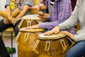 Vom Klang des Körpers – Zwischen Zimbeln, Drums und Klangschalen Vom Klang des Körpers – Zwischen Zimbeln, Drums und Klangschalen