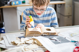 Wilde Locken – Bunte Stühle. Eine Schule macht Kunst Wilde Locken – Bunte Stühle. Eine Schule macht Kunst