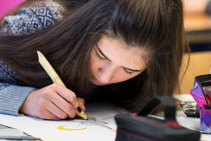 Wilde Locken – Bunte Stühle. Eine Schule macht Kunst Wilde Locken – Bunte Stühle. Eine Schule macht Kunst