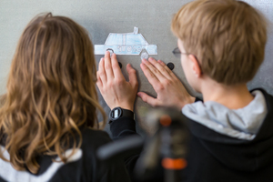 Wilde Locken – Bunte Stühle. Eine Schule macht Kunst Wilde Locken – Bunte Stühle. Eine Schule macht Kunst