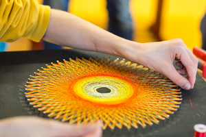 Wilde Locken – Bunte Stühle. Eine Schule macht Kunst Wilde Locken – Bunte Stühle. Eine Schule macht Kunst