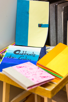 Wilde Locken – Bunte Stühle. Eine Schule macht Kunst Wilde Locken – Bunte Stühle. Eine Schule macht Kunst