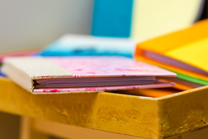 Wilde Locken – Bunte Stühle. Eine Schule macht Kunst Wilde Locken – Bunte Stühle. Eine Schule macht Kunst