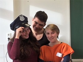 Hilfe der Faust geht um! Hilfe der Faust geht um!