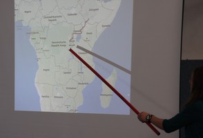 „Hujambo Habari“ - „Hallo, wie geht‘s?“ „Hujambo Habari“ - „Hallo, wie geht‘s?“