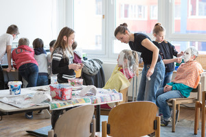 "Gestalte deinen eigenen Nischel" aus Pappmaschee "Gestalte deinen eigenen Nischel" aus Pappmaschee