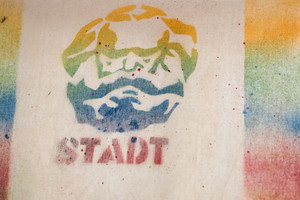 Graffiti sprayen auf Textilien Graffiti sprayen auf Textilien