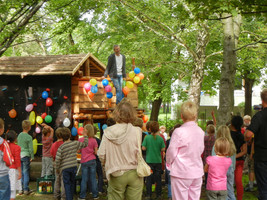 Baumhaus an Kinder übergeben Baumhaus an Kinder übergeben