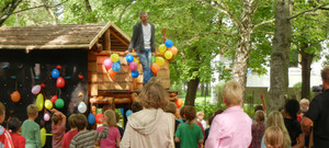 Baumhaus an Kinder übergeben Baumhaus an Kinder übergeben