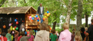 Baumhaus an Kinder übergeben Baumhaus an Kinder übergeben