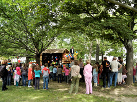 Baumhaus an Kinder übergeben Baumhaus an Kinder übergeben