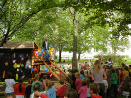 Baumhaus an Kinder übergeben Baumhaus an Kinder übergeben