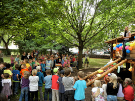 Baumhaus an Kinder übergeben Baumhaus an Kinder übergeben