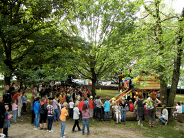 Baumhaus an Kinder übergeben Baumhaus an Kinder übergeben