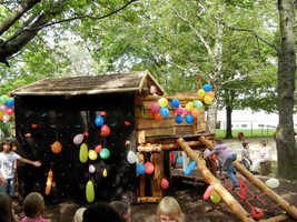 Baumhaus an Kinder übergeben Baumhaus an Kinder übergeben