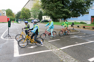 Fahrräder mögen sich ändern, aber Radfahren ist zeitlos  Fahrräder mögen sich ändern, aber Radfahren ist zeitlos