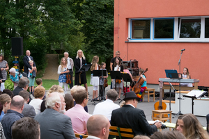Königin Montessori zwinkert mit den Augen Königin Montessori zwinkert mit den Augen