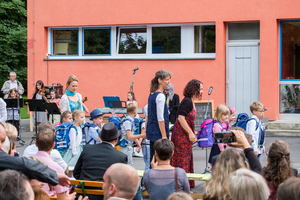 Königin Montessori zwinkert mit den Augen Königin Montessori zwinkert mit den Augen