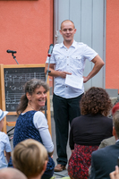 Königin Montessori zwinkert mit den Augen Königin Montessori zwinkert mit den Augen