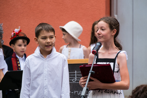 Königin Montessori zwinkert mit den Augen Königin Montessori zwinkert mit den Augen