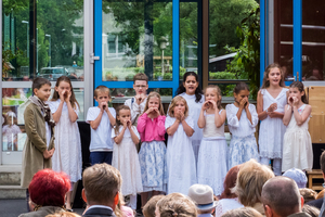 Königin Montessori zwinkert mit den Augen Königin Montessori zwinkert mit den Augen