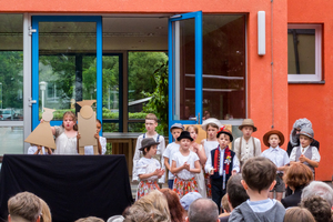 Königin Montessori zwinkert mit den Augen Königin Montessori zwinkert mit den Augen