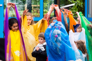 Königin Montessori zwinkert mit den Augen Königin Montessori zwinkert mit den Augen