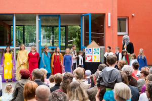 Königin Montessori zwinkert mit den Augen Königin Montessori zwinkert mit den Augen
