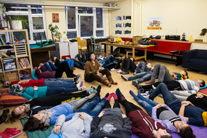 Vom Klang des Körpers – Zwischen Zimbeln, Drums und Klangschalen Vom Klang des Körpers – Zwischen Zimbeln, Drums und Klangschalen