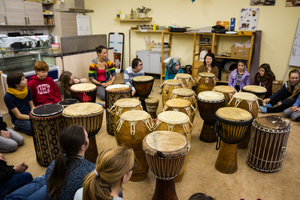 Vom Klang des Körpers – Zwischen Zimbeln, Drums und Klangschalen Vom Klang des Körpers – Zwischen Zimbeln, Drums und Klangschalen