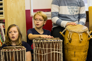 Vom Klang des Körpers – Zwischen Zimbeln, Drums und Klangschalen Vom Klang des Körpers – Zwischen Zimbeln, Drums und Klangschalen