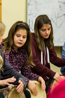 Vom Klang des Körpers – Zwischen Zimbeln, Drums und Klangschalen Vom Klang des Körpers – Zwischen Zimbeln, Drums und Klangschalen