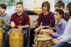 Vom Klang des Körpers – Zwischen Zimbeln, Drums und Klangschalen Vom Klang des Körpers – Zwischen Zimbeln, Drums und Klangschalen