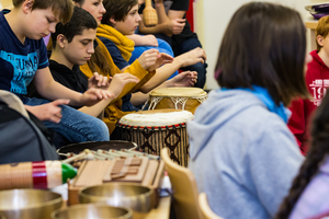 Vom Klang des Körpers – Zwischen Zimbeln, Drums und Klangschalen Vom Klang des Körpers – Zwischen Zimbeln, Drums und Klangschalen