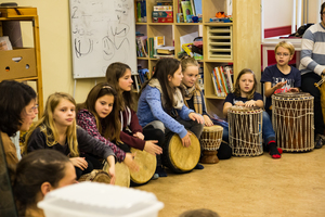 Vom Klang des Körpers – Zwischen Zimbeln, Drums und Klangschalen Vom Klang des Körpers – Zwischen Zimbeln, Drums und Klangschalen