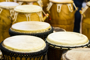 Vom Klang des Körpers – Zwischen Zimbeln, Drums und Klangschalen Vom Klang des Körpers – Zwischen Zimbeln, Drums und Klangschalen