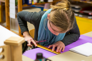 Wilde Locken – Bunte Stühle. Eine Schule macht Kunst Wilde Locken – Bunte Stühle. Eine Schule macht Kunst